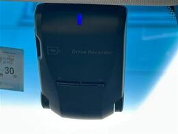 【ドライブレコーダー】映像・音声などの運転中の記録を残します。事故などを起こした起こされた時の証拠になりえますので、もしも時でも安心ですね。