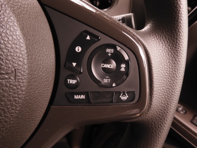 ◆アダプティブクルーズコントロール◆予め設定した車速内でクルマが自動的に加減速。前走車との適切な車間距離を維持しながら追従走行します。【LKAS】車線維持支援システムでステアリング操作を支援。