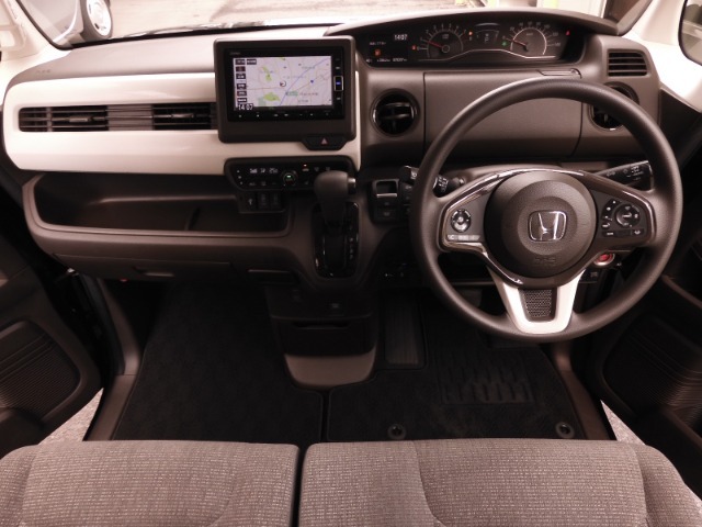◆視界広々で非常に運転しやすくロングドライブでも疲れを感じさせないすっきりとまとまったインパネ周りです。