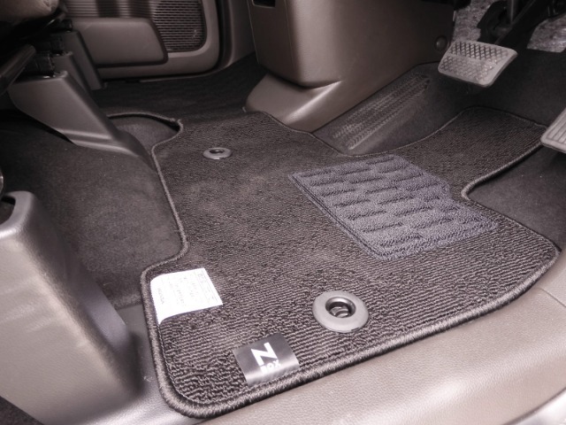 Honda認定中古車に新品の純正フロアマットを装着しました。気分よくドライブをお楽しみいただけます♪
