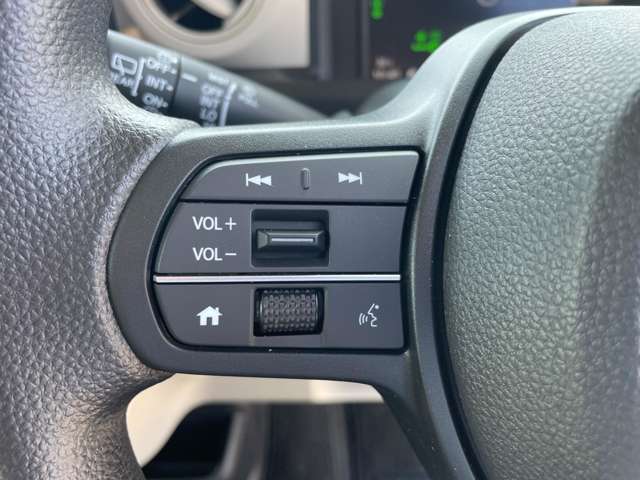 ステアリングリモコンが付いているので運転中も操作が出来ます！