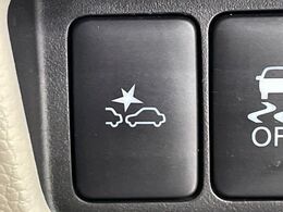 【エマージェンシーブレーキ】走行中に前方の車両等を認識し、衝突しそうな時は警報とブレーキで衝突回避と被害軽減をアシスト。より安全にドライブをお楽しみいただけます。