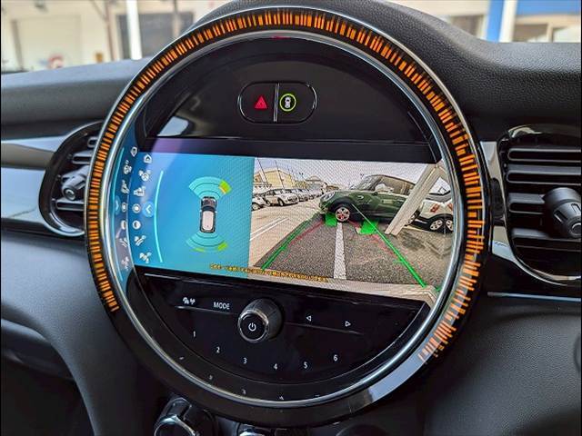 バックカメラ装備。後方確認に役立ち、楽々駐車やバックをしていただけます。