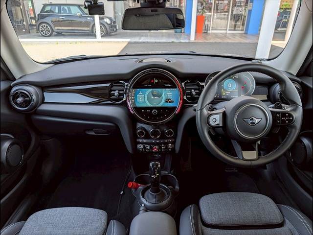 MINIならではのコックピット！！高級感があり、かつシンプルなデザインが飽きがこないとご好評いただいております。スイッチ一つ一つにも「こだわり」とセンスを感じます。