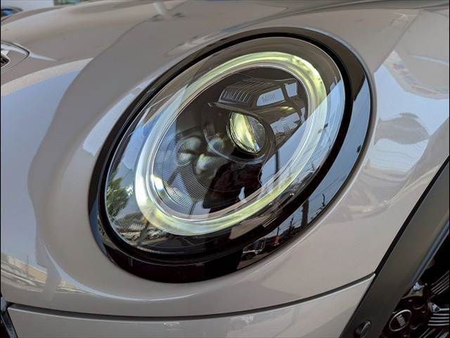 先進のLEDヘッドライトを装備。視認性と明るさが向上しより、安全運転をお楽しみいただけます。