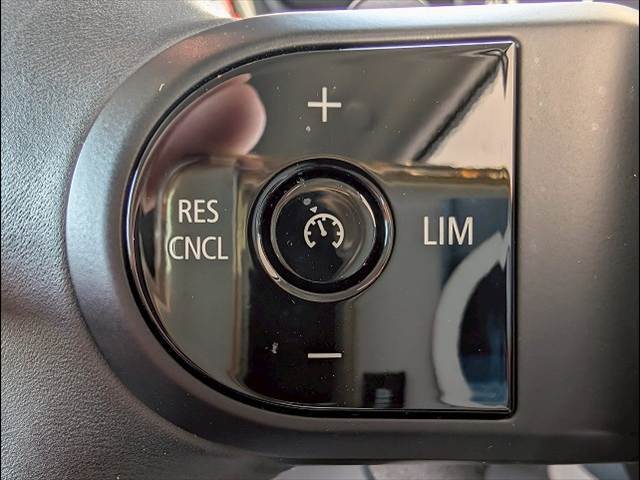 長距離運転をより快適にお楽しみいただけるクルーズコントロールを装備。設定した速度でアクセルを踏まなくても走行してくれます。