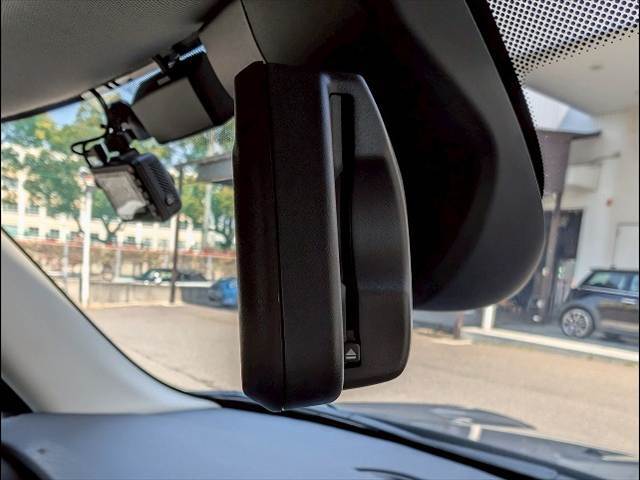 MINI純正のミラー一体型ETCが装備されております！ETC2.0対応で高速道路と自動車がリアルタイムで情報連携し、渋滞迂回ルートや安全運転をサポート！便利で快適なドライブを手助けします！