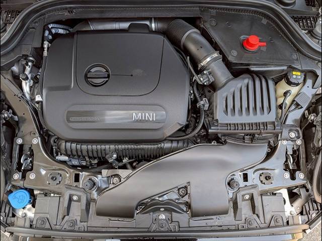 有償の修理保証「GS　WARRANTY」　をご用意。初年度登録13年未満10万km以下の輸入車まで加入でき、保証範囲も広く、輸入車238種類，無料ロードサービスも付いています。