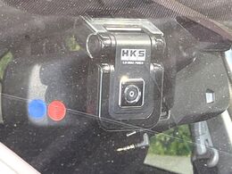 【ドライブレコーダー】安心・安全なカーライフに必須のドライブレコーダーを装備！走行中はもちろん、あおり運転や事故に遭遇した際の状況も映像で記録し、万一のリスクに備えます。