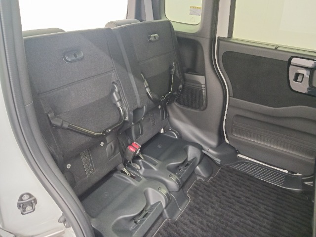 チップアップ＆ダイブダウン機能付き【ULTR　SEAT】は後席座面を左右分割で跳ね上げることができます。トランクで積載できない背の高い荷物をラクラク収納できます。ホンダ車ならではの人気装備で♪