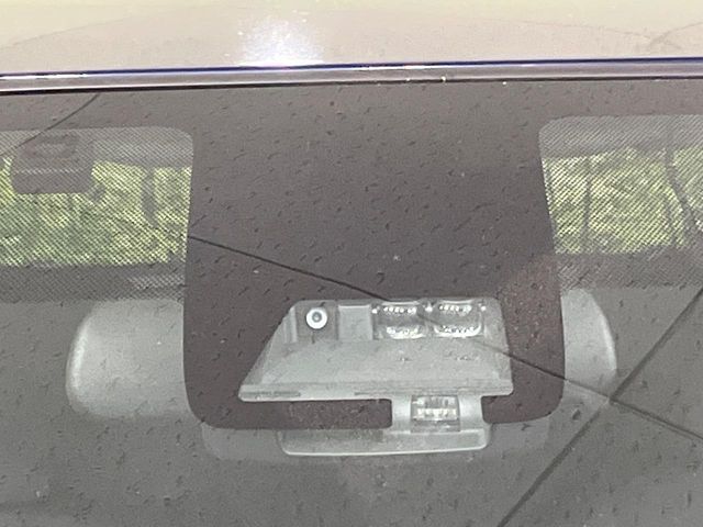 【トヨタセーフティセンス】走行中に前方の車両等を認識し、衝突しそうな時は警報とブレーキで衝突回避と被害軽減をアシスト。より安全にドライブをお楽しみいただけます。