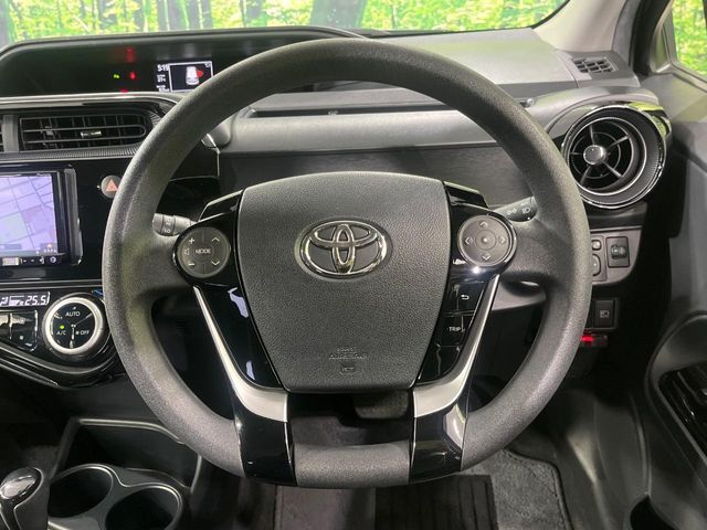 インテリアに合わせたデザインのステアリングは、運転される方のことも考え、運転しやすい形状、大きさです。是非一度、実際に触ってお確かめください。