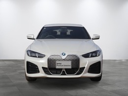 BMWのまさに「顔」ともいえる「キドニー・グリル」は、他の追随を許さない存在感を誇り、「キドニー・グリル」を見かけただけでBMWの風格を感じさせます！！