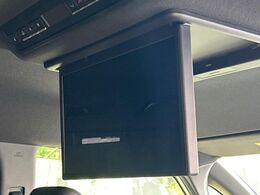 【フリップダウンモニター】大画面モニターで後席でもエンタメをお楽しみいただけます。小さなお子様にも大人気の装備です♪