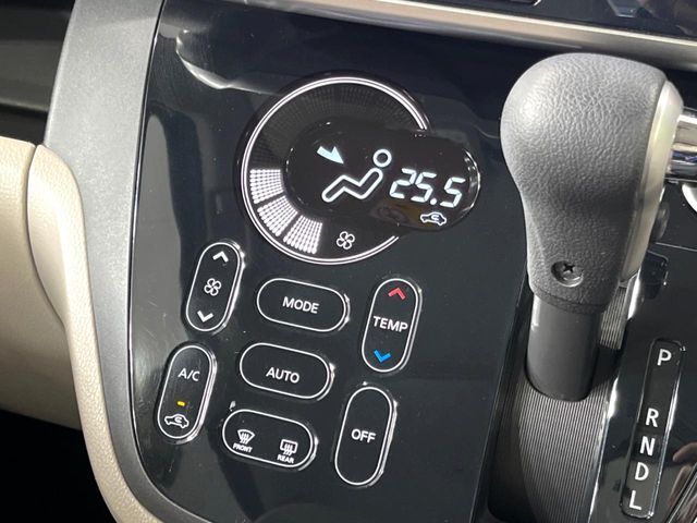 【オートエアコン】一度お好みの温度に設定すれば、車内の温度を検知し風量や温度を自動で調整。暑い…寒い…と何度もスイッチ操作をする必要はありません。快適な車内空間には必須の機能ですね♪