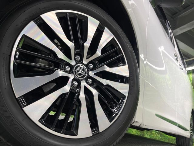 【純正18インチアルミホイール】外観にマッチした純正アルミホイールを装着しております。各種社外アルミホイールや、スタッドレスタイヤも取扱いしております。是非ご相談ください♪