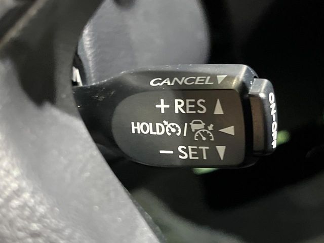 【レーダークルーズコントロール】高速道路での長距離走行が楽に！！自動で速度を保つクルーズコントロールが、衝突軽減システムと連携し、前方の車両を感知して車間を保つように速度調節してくれます！！