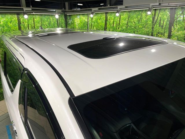 【サンルーフ】開放感たっぷりの希少装備、サンルーフが装着されています！車内に明かりを取り入れたり景色を楽しむ以外にも、車内の空気も簡単に換気できて快適です！