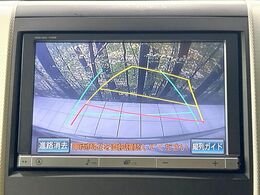【バックカメラ】駐車時に後方がリアルタイム映像で確認できます。大型商業施設や立体駐車場での駐車時や、夜間のバック時に大活躍！運転スキルに関わらず、今や必須となった装備のひとつです！