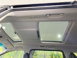 【サンルーフ】開放感たっぷりの希少装備、サンルーフが装着されています！車内に明かりを取り入れたり景色を楽しむ以外にも、車内の空気も簡単に換気できて快適です！