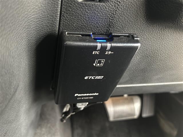 【ETC】有料道路を利用する際に料金所で停止することなく通過できる、ETC車載器（ノンストップ自動料金収受システム機器）が装備されています。セットアップを行うことで利用可能になります。
