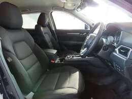 【運転席シート】へたりがちな運転席も大きなへたりがなく、綺麗な状態です。