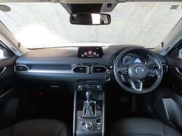 コックピットにある操作機器、情報などすべての要素をドライバー中心に左右対称に配置し、同時にそれらがドライバーに正対する造形とすることで、人とクルマの一体感を感じさせます。