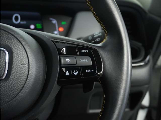 【アダプティブクルーズコントロール】予め設定した車速内でクルマが自動的に加減速。前走車との適切な車間距離を維持しながら追従走行します。【LKAS】車線維持支援システムでステアリング操作を支援。