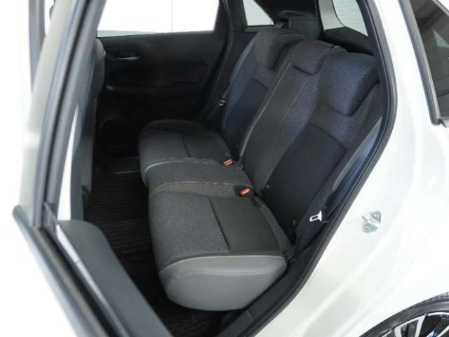 家族やご友人とBBQに行くとき、楽しさは道中の車内から始まっています！このベンチシートに座って、みんなで和気あいあい盛り上がりましょう！