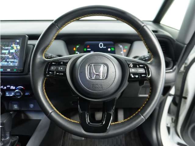 【Honda SENSING】 カメラ等装置で精度の高い検知能力を発揮、安全運転を支援します。ステアリング上のコントローラーに注目！