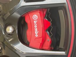 【ブレンボ製キャリパー】ハイパワー車両には強力なブレーキが必須！世界のスーパーカーにも採用されるイタリアの高級メーカー「ブレンボ」を装着！色鮮やかなキャリパーがスポーティな印象を引き立てます♪