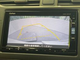 【バックカメラ】駐車時に後方がリアルタイム映像で確認できます。大型商業施設や立体駐車場での駐車時や、夜間のバック時に大活躍！運転スキルに関わらず、今や必須となった装備のひとつです！