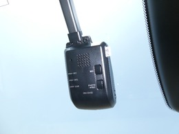 ◆ドライブレコーダー◆映像・音声などを記録する自動車用の装置です。　もしもの事故の際の記録はもちろん、旅行の際の思い出としてドライブの映像を楽しむことができます。