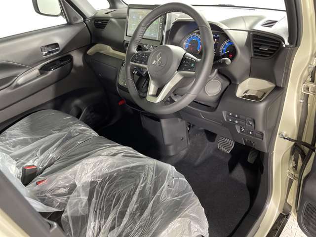 【運転席】座り心地が良いシートなので長時間の運転でも快適にお過ごしいただけます。新品のフロアマットのご注文も可能です。掲載箇所以外にご希望の写真がございましたらお気軽にお問い合わせ下さい。