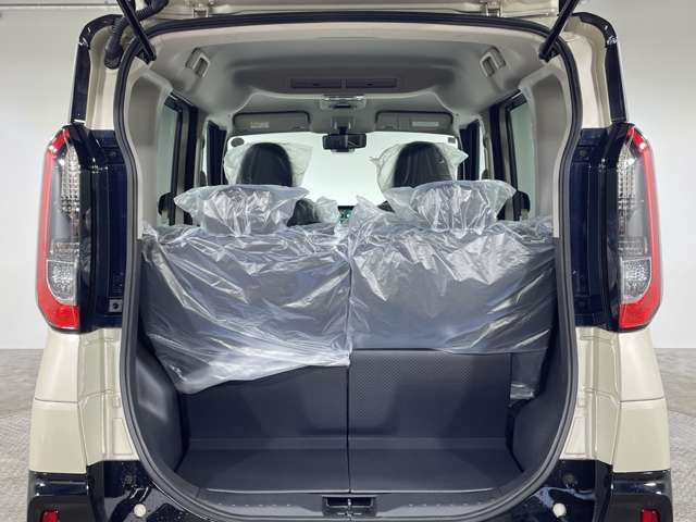 【トランク】積み込みやすくて、たっぷり積める荷室です。シートアレンジできるものは、乗車人数と荷物の量や大きさによってシートを動かすことができるので、より快適なドライブが可能です！