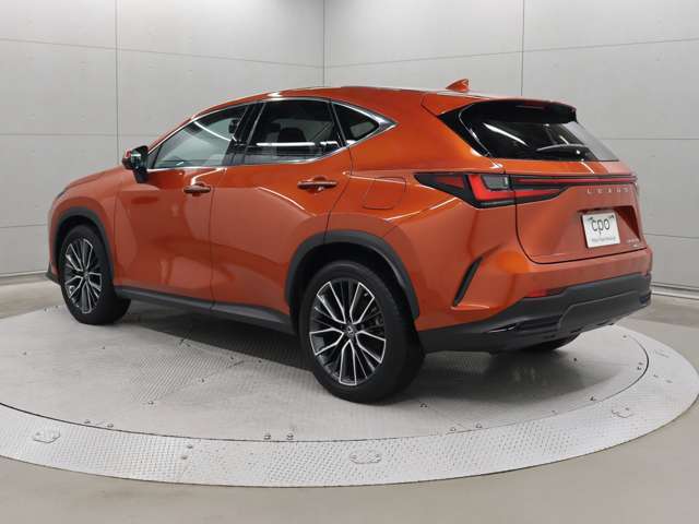 サスペンションは、フロントにマクファーソンストラット式、リヤにダブルウイッシュボーン式を採用するとともに、徹底的な走り込みとチューニングを重ね、高い操舵応答性と上質な乗り心地を実現しています。