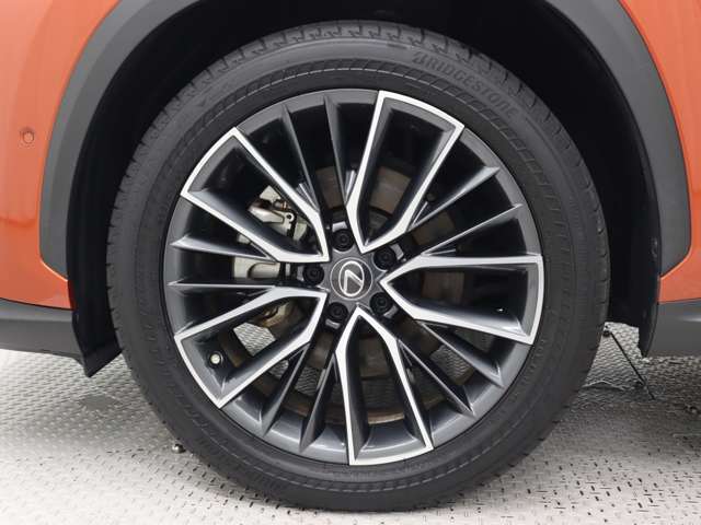 235/50R20ランフラットタイヤ＆専用アルミホイールを装着しています。