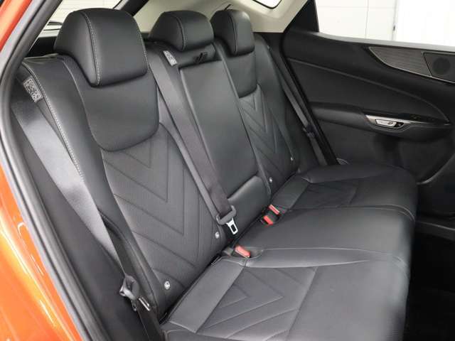 本革独自の味わいと滑らかな風合いが、贅沢な時間を室内にもたらします。ナノイーXも搭載され、室内空間は快適です。