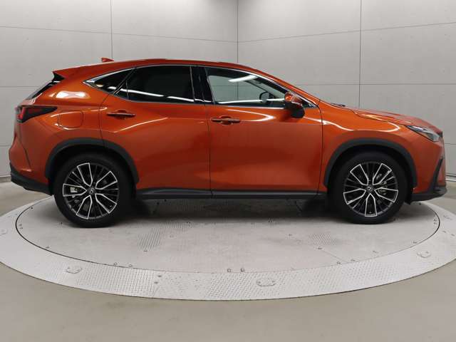 構造用接着剤や接合打点の拡大などにより剛性を高め、重心高を下げる為、車両の高い位置にある部材の軽量化を行っています。