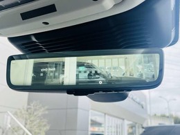 【クリアサイトリアビューミラー オプション価格￥128,000円】荷室や後席に乗車してリアガラスが見ずらくなってしまった際にもルーフに付いているカメラでモニターに映し出すことが可能です。