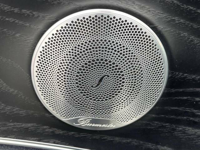 ●Burmesterサラウンドシステム：ハイエンドオーディオ専門メーカーが手掛ける車専用のプレミアムスピーカーを装備。多数のスピーカーから、音の粒立ちまで分かる高品質な音楽をお楽しみいただけます。