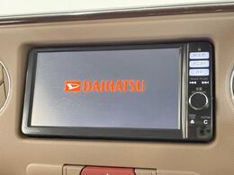 【純正ナビ】人気の純正ナビを装備しております。ナビの使いやすさはもちろん、オーディオ機能も充実！キャンプや旅行はもちろん、通勤や買い物など普段のドライブも楽しくなるはず♪