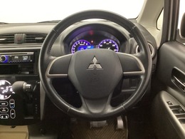 手になじむ感覚のステアリングです。さわり心地、デザイン性にこだわったアイテムです。