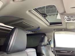 【ツインムーンルーフ】天井から太陽の穏やかな光や爽やかな風を取り込むことができる、トヨタの「サンルーフ」です！頭上のスイッチでムーンルーフを開閉することができます。