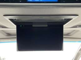 【後席モニター（フリップダウンモニター）】後部座席からも、DVDや映画・ライブ映像など様々な動画が楽しめドライブが退屈しません！※機種によって接続できる映像が異なります。