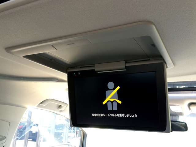 純正大画面フリップダウンモニターが装備されております！TV、DVD鑑賞でゆったりとお寛ぎいただけます！
