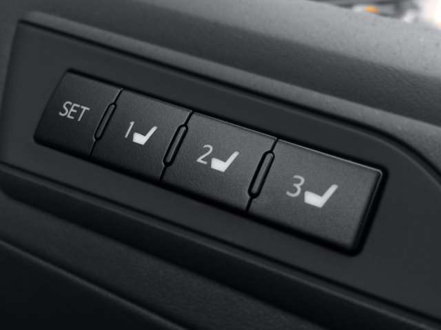お気に入りポジション3名様分のシートポジションを登録しておける、運転席メモリーパワーシート！