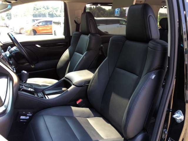 助手席、黒革オットマン付きパワーシート！　運転席は、エンジン始動と同時に、登録したベストシートポジションへ自動的に移動してくれる、メモリー機能付きパワーシートです！