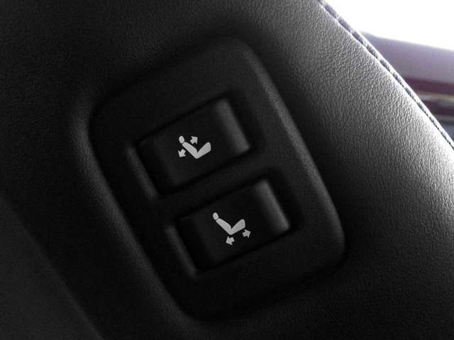 助手席パワーシートは、運転席側肩の位置にもスイッチが搭載されているので、運転席からも操作できます！