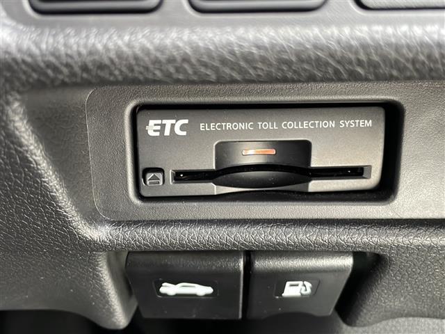 【ETC】有料道路を利用する際に料金所で停止することなく通過できる、ETC車載器（ノンストップ自動料金収受システム機器）が装備されています。セットアップを行うことで利用可能になります。